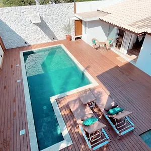 casa-com-piscina-e-acesso-direto-a-praia-do-santinho.santa-catarina-brasil.com/